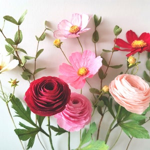 Ranuncoli e cosmos personalizzabili di carta crespa con stelo e foglie realizzati a mano, colorati fiori estivi per centrotavola e regali