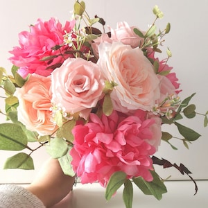 Bouquet personalizzabile di fiori di carta crespa per matrimonio, battesimo e feste. Vivace regalo di compleanno e laurea per ragazza.