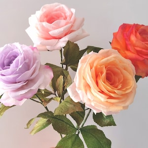 Rose di carta crespa personalizzabili e dipinte a mano a grandezza naturale con stelo e foglie, arte botanica, centrotavola, regalo per lei