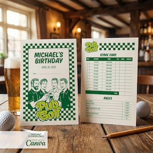 Op de afbeelding: Dubbelzijdige Pub Golf scorekaart met een groen-witte geblokte rand. Eén kant leest "Michael's Birthday" en "April 05, 2025". De andere kant is een scorekaart. Een golfbal en een potlood liggen op de houten tafel.