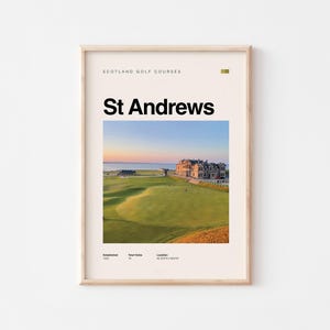 Peut inclure: Une affiche au design minimaliste avec une photo du parcours de golf de St Andrews en Écosse. L'affiche comporte le texte "Scotland Golf Courses" et "St. Andrews" en noir sur fond blanc. L'affiche comprend également le texte "Établi en 1552", "Total des trous 18" et "Emplacement : 56.3379° N 2.8074° O".