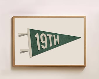 Puede incluir: Un banderín verde enmarcado con texto blanco que dice "19TH".