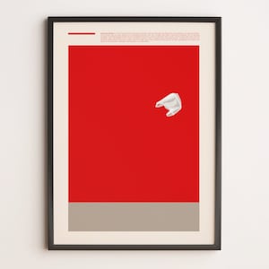 Può includere: Stampa artistica incorniciata con un design minimalista. Un sacchetto di plastica bianco fluttua su uno sfondo rosso acceso, con una striscia beige in basso. Testo in alto.
