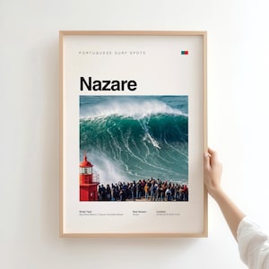 Może przedstawiać: Oprawiony wydruk z napisem "Nazare" nad zdjęciem dużej fali oceanicznej. Czerwona latarnia morska jest widoczna po lewej stronie, a pod falą gromadzi się tłum ludzi. U góry znajduje się napis "Portuguese Surf Spots".