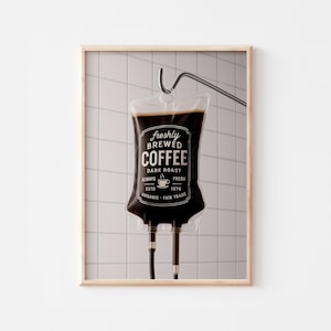 Póster de bolsa de café recién hecho con arte de pared divertido para amantes de la cafeína, regalo para adictos al café, descarga digital