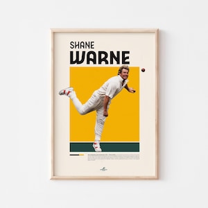 Puede incluir: Un póster con una foto de Shane Warne, un jugador de cricket australiano, lanzando una bola. El póster tiene un fondo amarillo con el texto "SHANE WARNE" en letras negras en la parte superior.