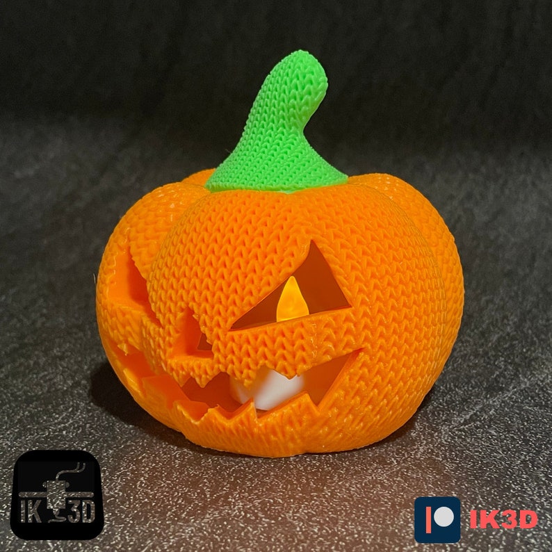 Pode incluir: Uma ab&oacute;bora laranja impressa em 3D com uma haste verde e um rosto de ab&oacute;bora esculpido. A ab&oacute;bora tem uma superf&iacute;cie texturizada e uma pequena luz no interior.
