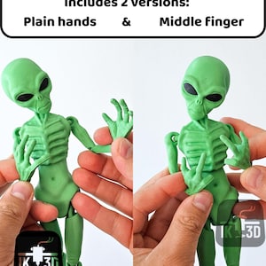 Puede incluir: Dos versiones de una figura de extraterrestre verde con extremidades articuladas. La figura de la izquierda tiene manos simples, mientras que la figura de la derecha tiene el dedo medio extendido. Ambas figuras tienen un dise&ntilde;o de caja tor&aacute;cica esquel&eacute;tica.