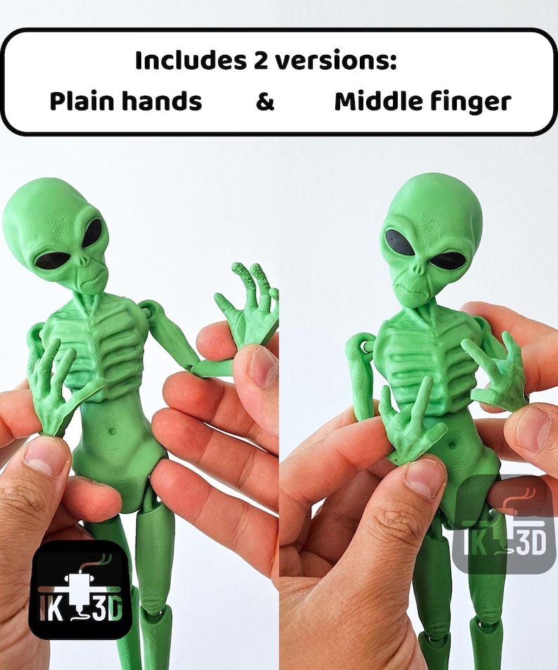 Puede incluir: Dos versiones de una figura de extraterrestre verde con extremidades articuladas. La figura de la izquierda tiene manos simples, mientras que la figura de la derecha tiene el dedo medio extendido. Ambas figuras tienen un dise&ntilde;o de caja tor&aacute;cica esquel&eacute;tica.