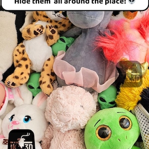 Puede incluir: Una colecci&oacute;n de peluches, incluyendo una tortuga verde, un conejito rosa, un unicornio gris, un extraterrestre verde, un cerdo rosa, un guepardo y un elefante gris. Los juguetes est&aacute;n todos dispuestos en una pila, con la tortuga en primer plano.
