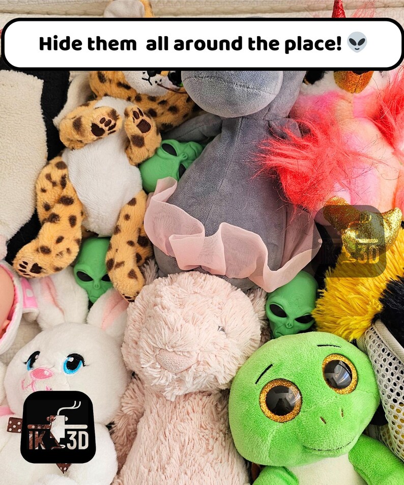 Puede incluir: Una colecci&oacute;n de peluches, incluyendo una tortuga verde, un conejito rosa, un unicornio gris, un extraterrestre verde, un cerdo rosa, un guepardo y un elefante gris. Los juguetes est&aacute;n todos dispuestos en una pila, con la tortuga en primer plano.