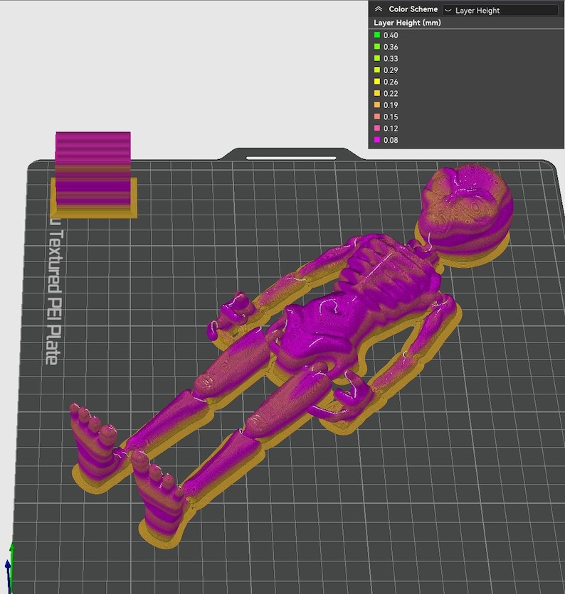 Puede incluir: Una figura de esqueleto impresa en 3D en una pose de pie. La figura est&aacute; impresa en color rosa brillante con un contorno dorado. La figura est&aacute; sobre una superficie negra texturizada.