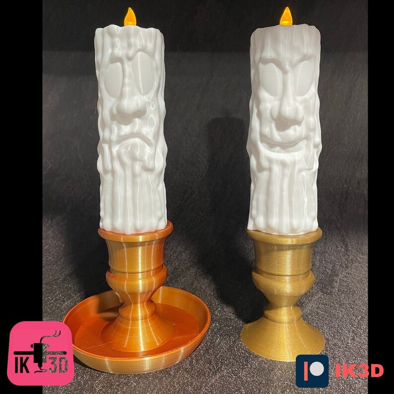 Puede incluir: Dos velas blancas impresas en 3D con una cara esculpida en la parte delantera. Las velas est&aacute;n sobre candelabros dorados con una base marr&oacute;n.