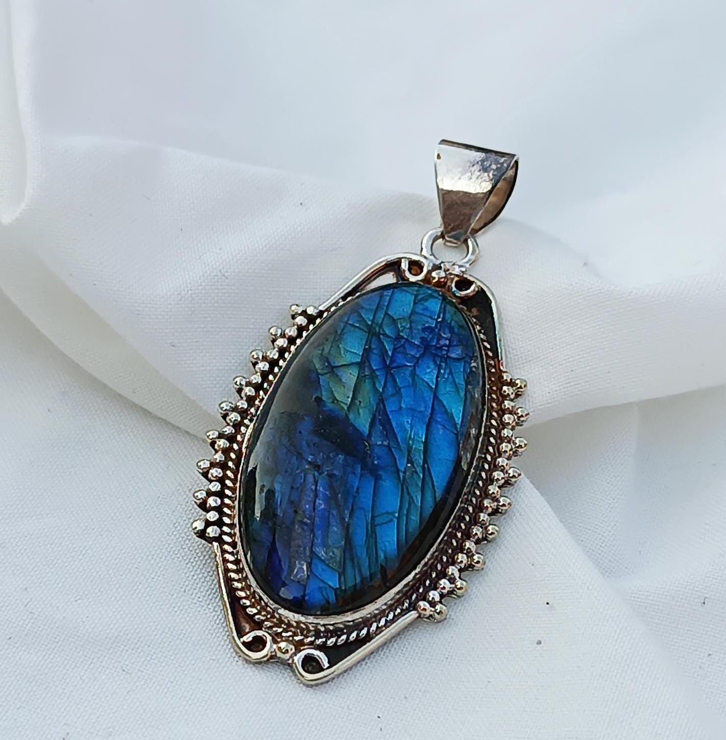 Ciondolo Foglia Labradorite Arcobaleno – Stregadellemele Ciondolo Foglia Labradorite Arcobaleno – Stregadellemele