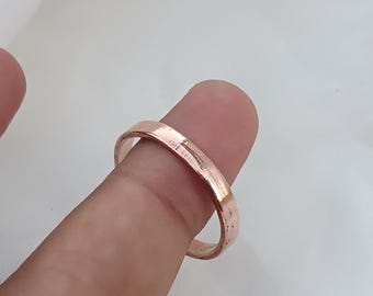 Könnte beinhalten: Ein schlichter, einfacher Roségold-Ring.