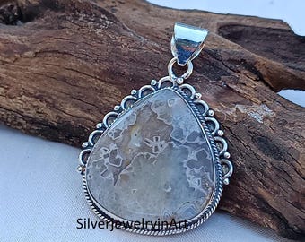 Colgante de ágata con encaje de plata de ley, collar llamativo estilo boho, joyería artesanal.