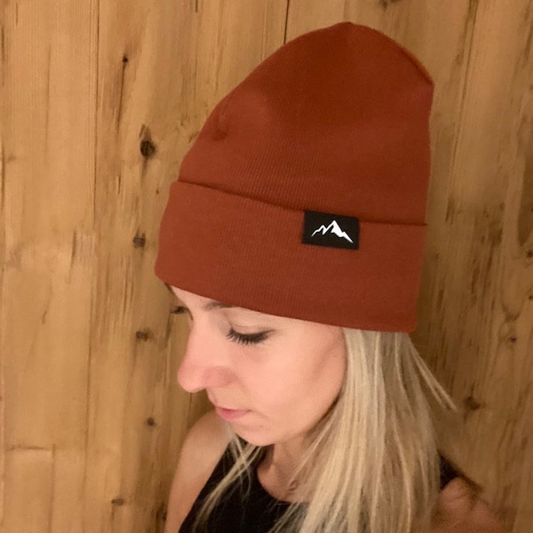 Hipster beanie hat with leather SnapPap “Mountain” fabric/rib jersey from the brand “Mind the Maker”.