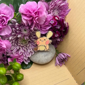 Electric Poke // 1,5-Zoll-Gold Hard-Emaille Pin //