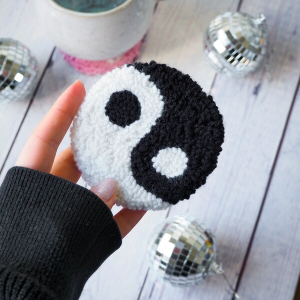 Punch Needle Untersetzer Yin und Yang in schwarz weiß - handgemacht - Mug Rug - Untersetzer für Tassen und Gläser - Punch Needle Coaster