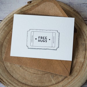 Kaart voor Galentine's Day en Valentijnsdag - Gratis Hugs Ticket - Valentijnsdagkaart - originele handgeschilderde A6 ansichtkaart met envelop