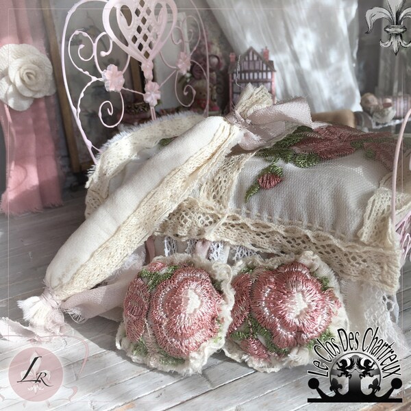 Cousu main dessus de lit et coussins brodés avec traversin dans un style ragdoll chic - Shabby chic - Dollhouse miniature 1:12 - OOAK