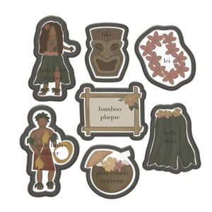 Puede incluir: Un conjunto de nueve cortadores de galletas con forma de art&iacute;culos con tem&aacute;tica hawaiana, que incluyen una bailarina de hula, una m&aacute;scara tiki, un lei, una placa de bamb&uacute;, una falda de hula, un coco con una bebida de pi&ntilde;a y un aro de hula. Los cortadores de galletas est&aacute;n hechos de metal y tienen un contorno negro.