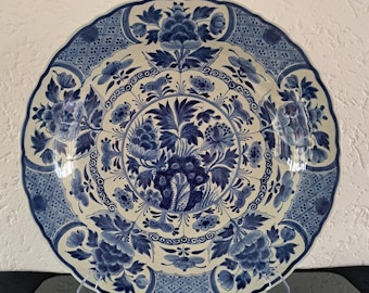Plato de base grande y raro de Porceleyne Fles (Royal Delft), con decoración floral azul de Delft y roca sagrada (1944)
