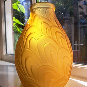 Jarrón Art Deco de vidrio prensado/moldeado dorado esmerilado de Sars France