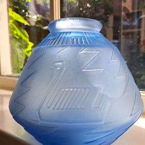 Zeldzame Franse Art Deco France matblauwe pers-/gevormde glazen vaas