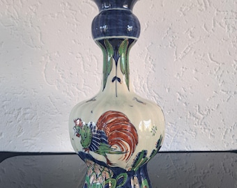 Jarrón de porcelana de Delft (Royal Delft) con pomo octogonal acanalado y policromado, decoración de gallos (1922)