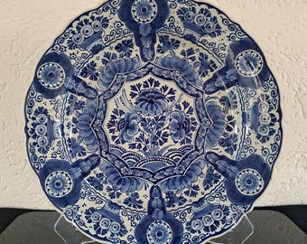 Plato de pared grande y raro de porcelana de Delft (Royal Delft), con decoración floral azul de Delft (1955)