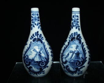 Royal Tichelaar Makkum pair of Dutch scenery small delft blue vases