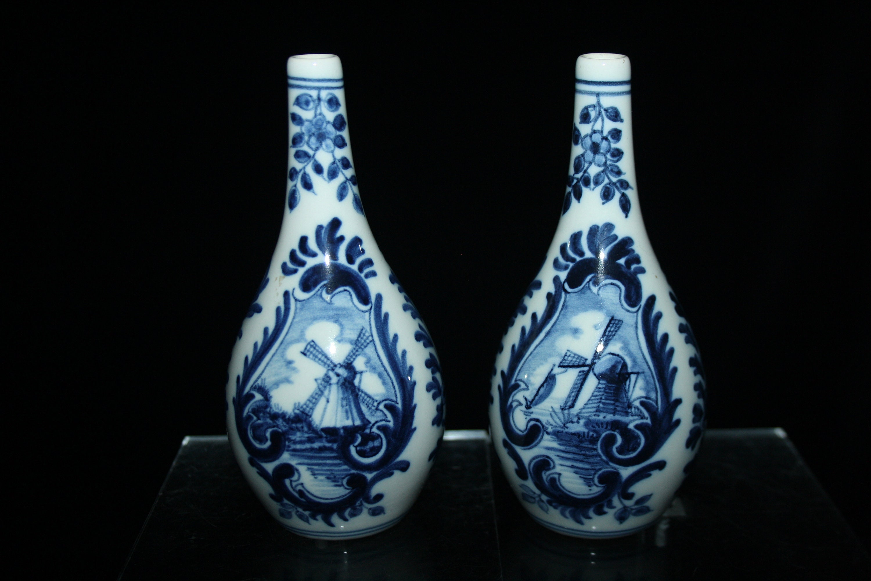 Royal Tichelaar Makkum pair of Dutch scenery small delft blue vases