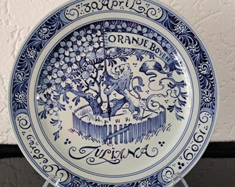 Plato conmemorativo azul de Delft del nacimiento de la reina Juliana de los Países Bajos (1909)