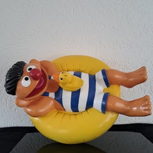 Große Vintage Jim Henson Sesame Street Schaufenster Ernie auf Schwimmring