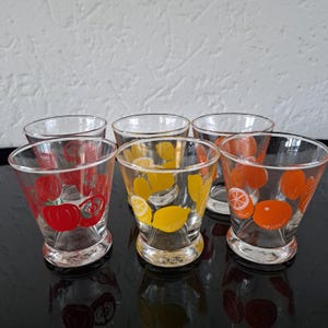 Vintage retro set of 6 juice/ lemonade glasses