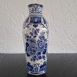 De Porceleyne Fles (Royal Delft) octagon Delft blue vase (1953)
