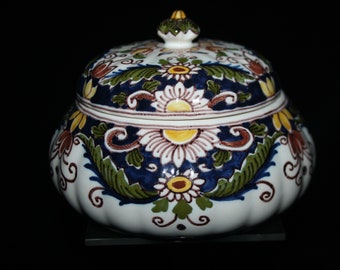 Royal Tichelaar polychrome Delft pleated round lidded dish daisy decor