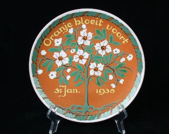 Small plate remembering the birth of Princess Beatrix of Holland by Plateelbakkerij Schoonhoven