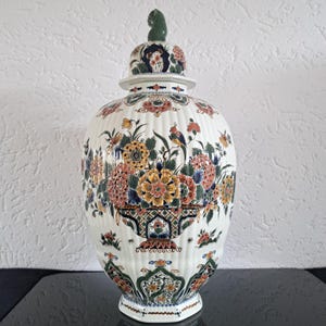 Very large Royal Delft polychrome Delft octagonal ribbed lidded vase/ jar (1976)