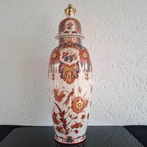 Rare antique very tall Royal Delft Delft Imari &#39;Pijnacker&#39; ribbed lidded vase (1902)