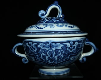 Royal Tichelaar Makkum Delft blue lidded dish with handles