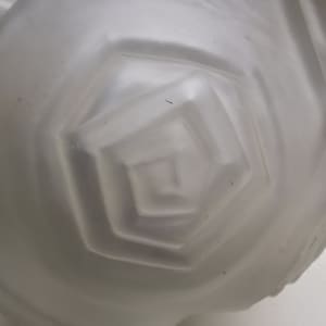 Französische Art Deco Carrilllo Champagner Milchglasvase mit geprägten Rosen