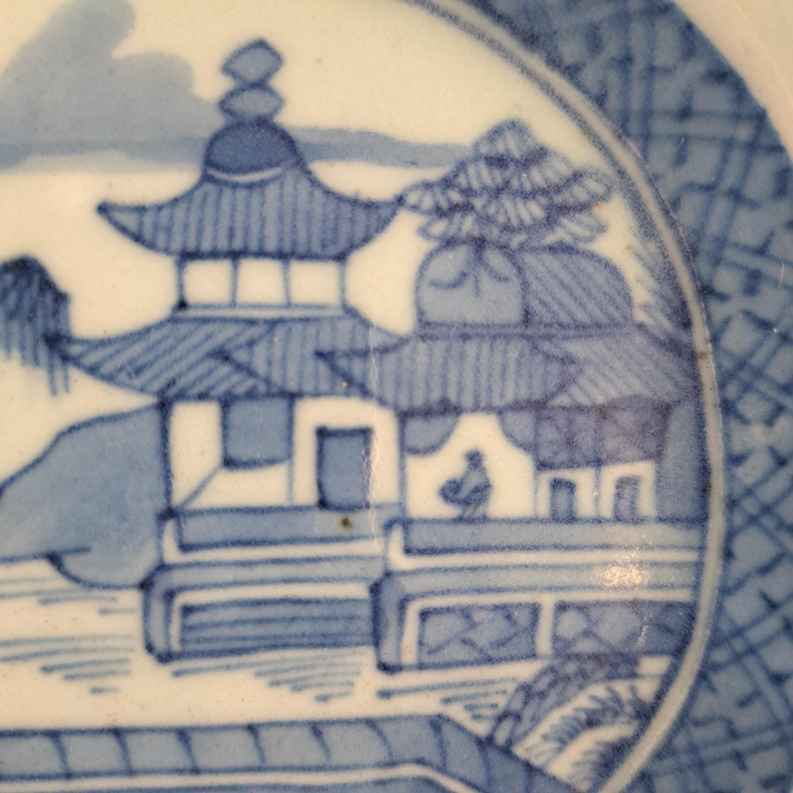 中国青白陶器　骨董　アンティーク乾隆年制 中国の骨董品、18世紀乾隆帝の青白磁の釉下彩大皿（1736-1795） - Etsy