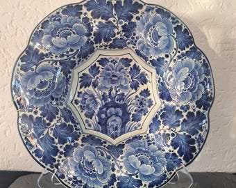 De Porceleyne Fles (Royal Delft) large Delft blue large lobed pleated dish (1939)