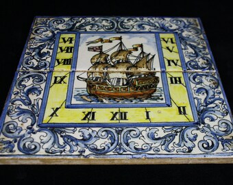 Ceramica Sevilla Spaans tegeltableau van 2 losse tegels - decor azulejos schip en zonnewijzer