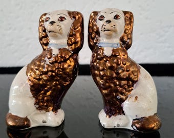 Antigua pareja de pequeños perros Staffordshire con brillo de cobre