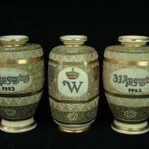 Japanese Satsuma 3-piece commemorative garniture &#39;Wilhelmina&#39; (1923)