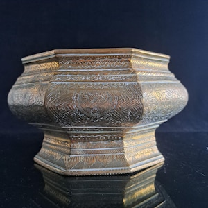 Antik mässingsskål (bokor) eller cachepot från Java, Indonesien, 1800-talet