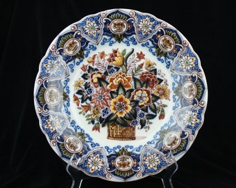 Een groot polichromia delftsblauw różdżka schotel van Koninklijke Tichelaar Makkum